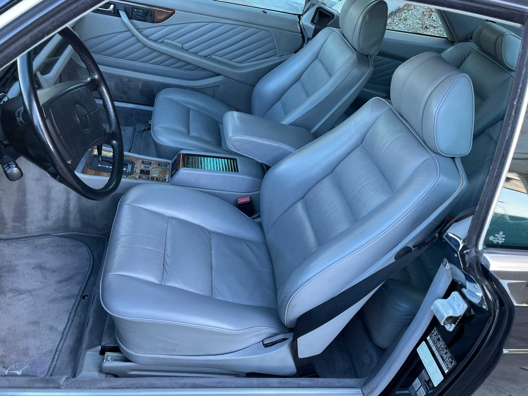 Mercedes-Benz 560-Class Image 23