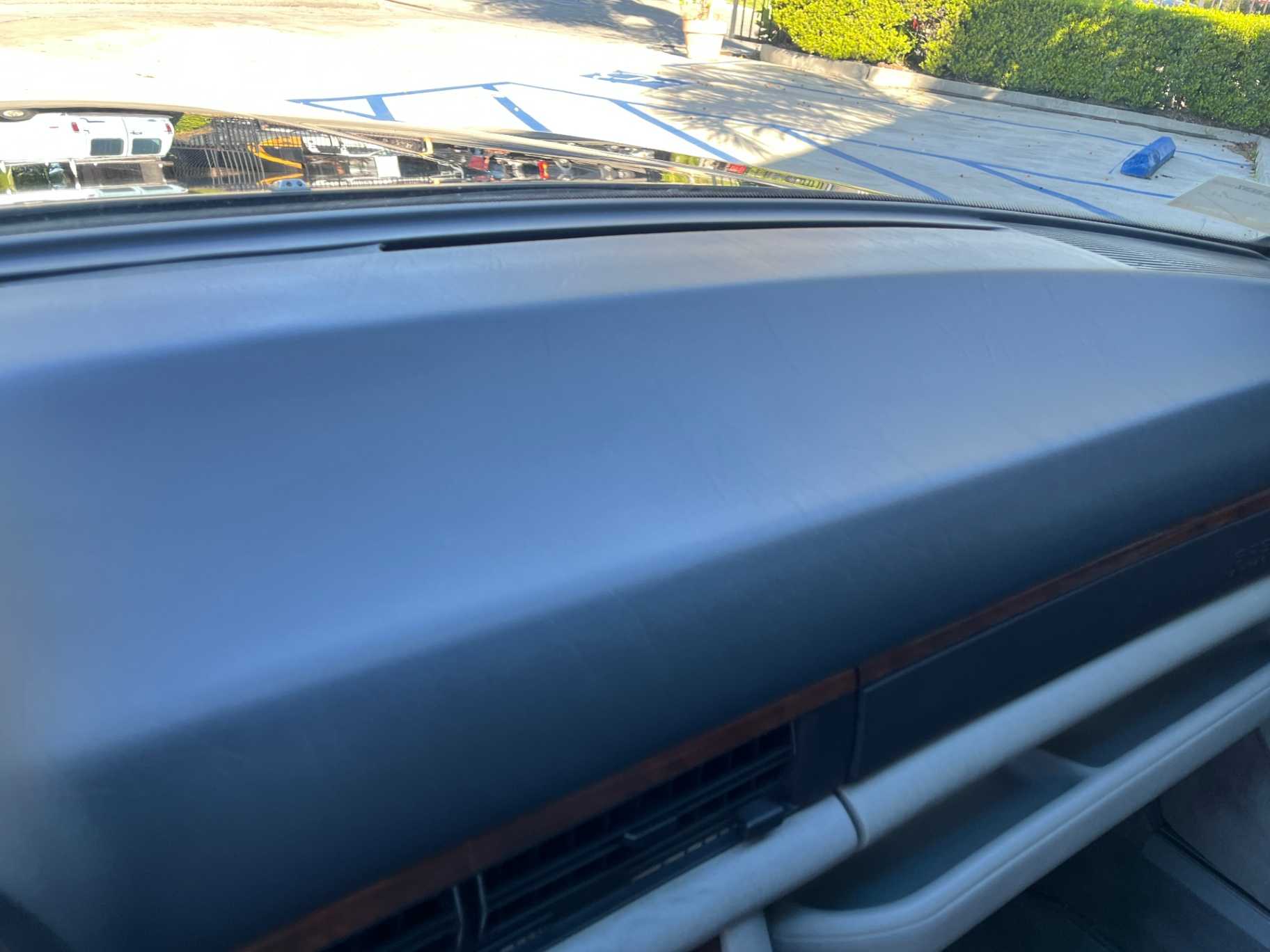 Mercedes-Benz 560-Class Image 32