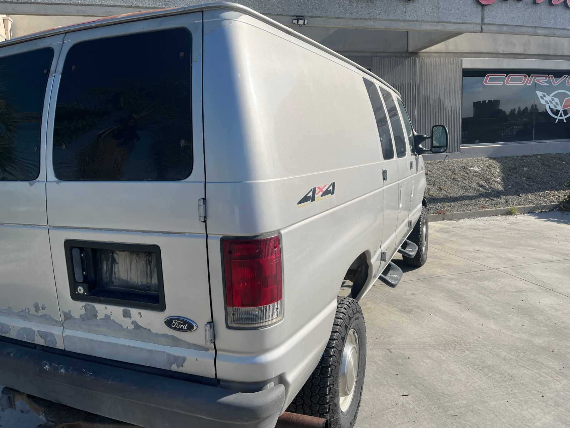 Ford E-Series Image 2