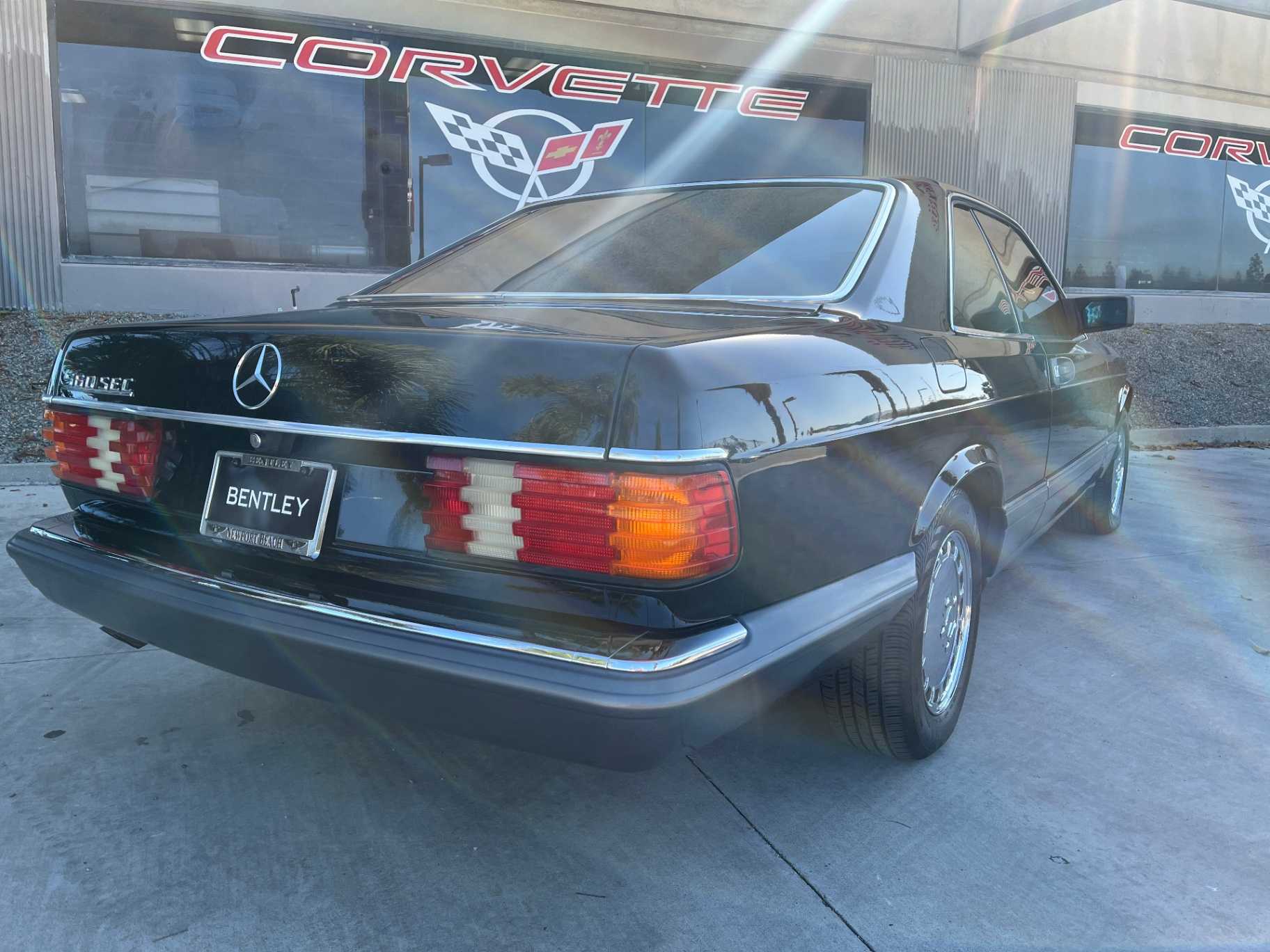 Mercedes-Benz 560-Class Image 9