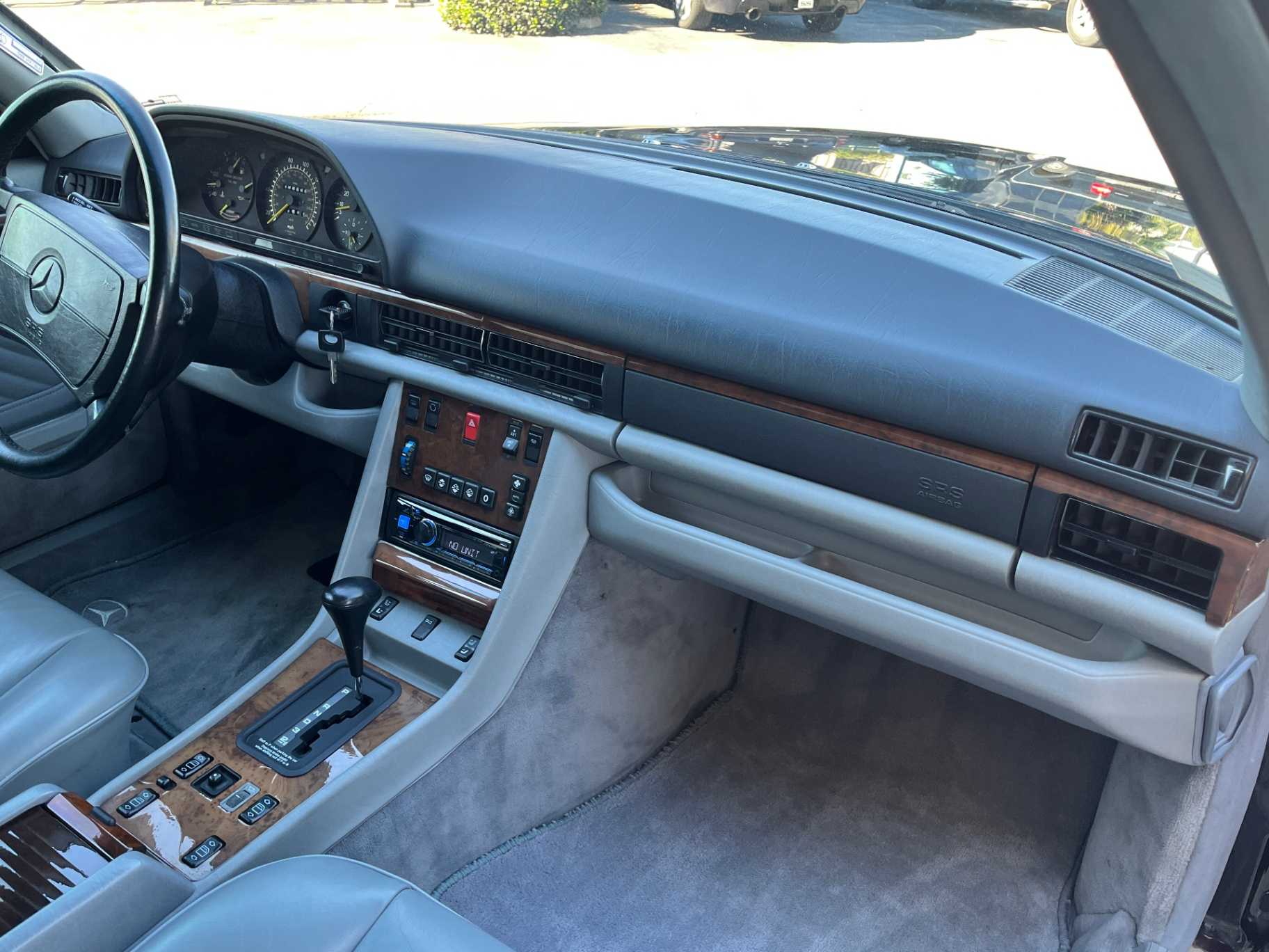 Mercedes-Benz 560-Class Image 29