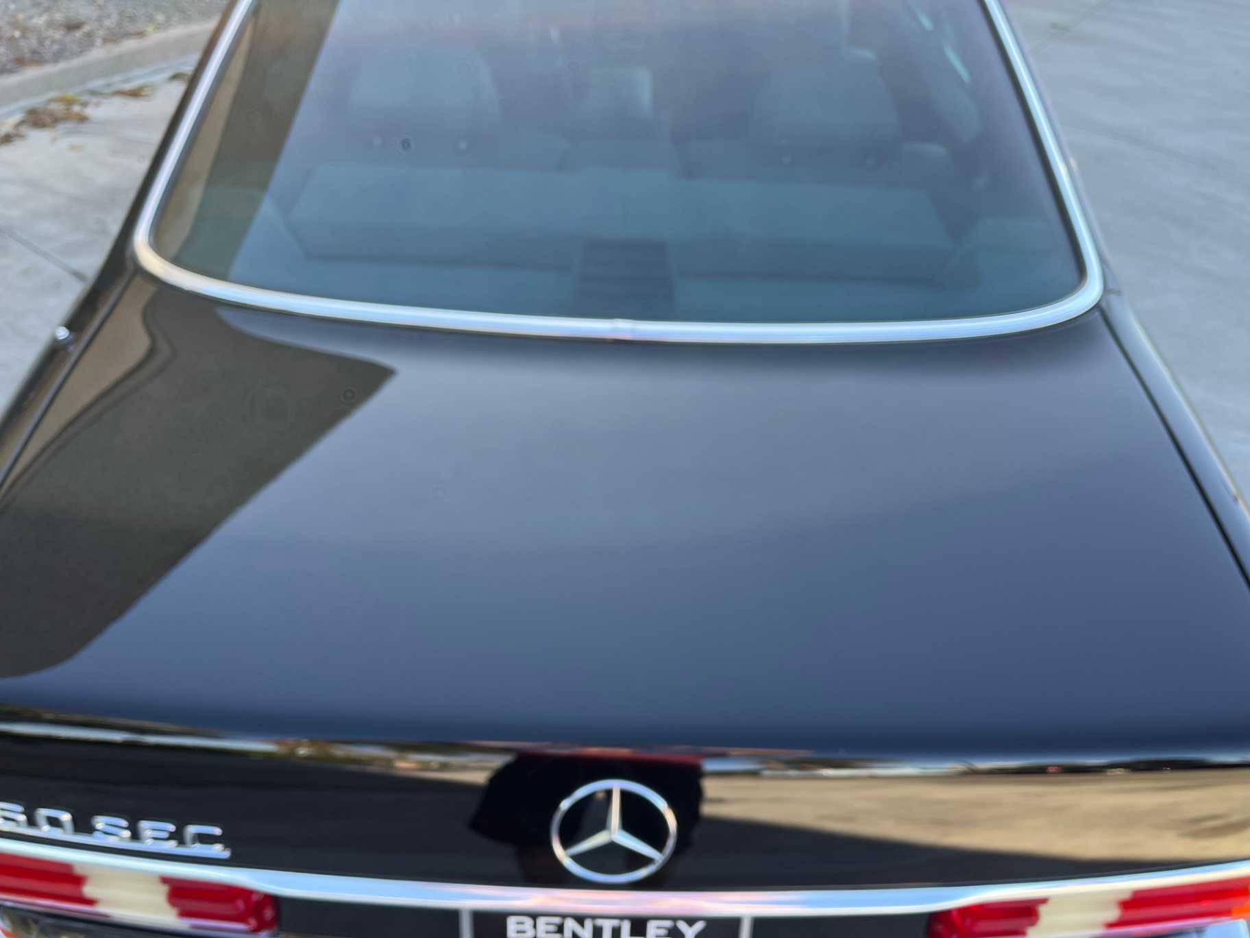 Mercedes-Benz 560-Class Image 2