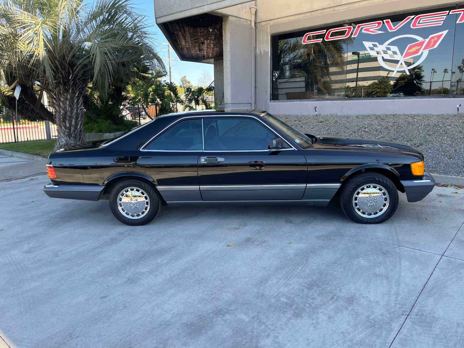 Mercedes-Benz 560-Class Image 10