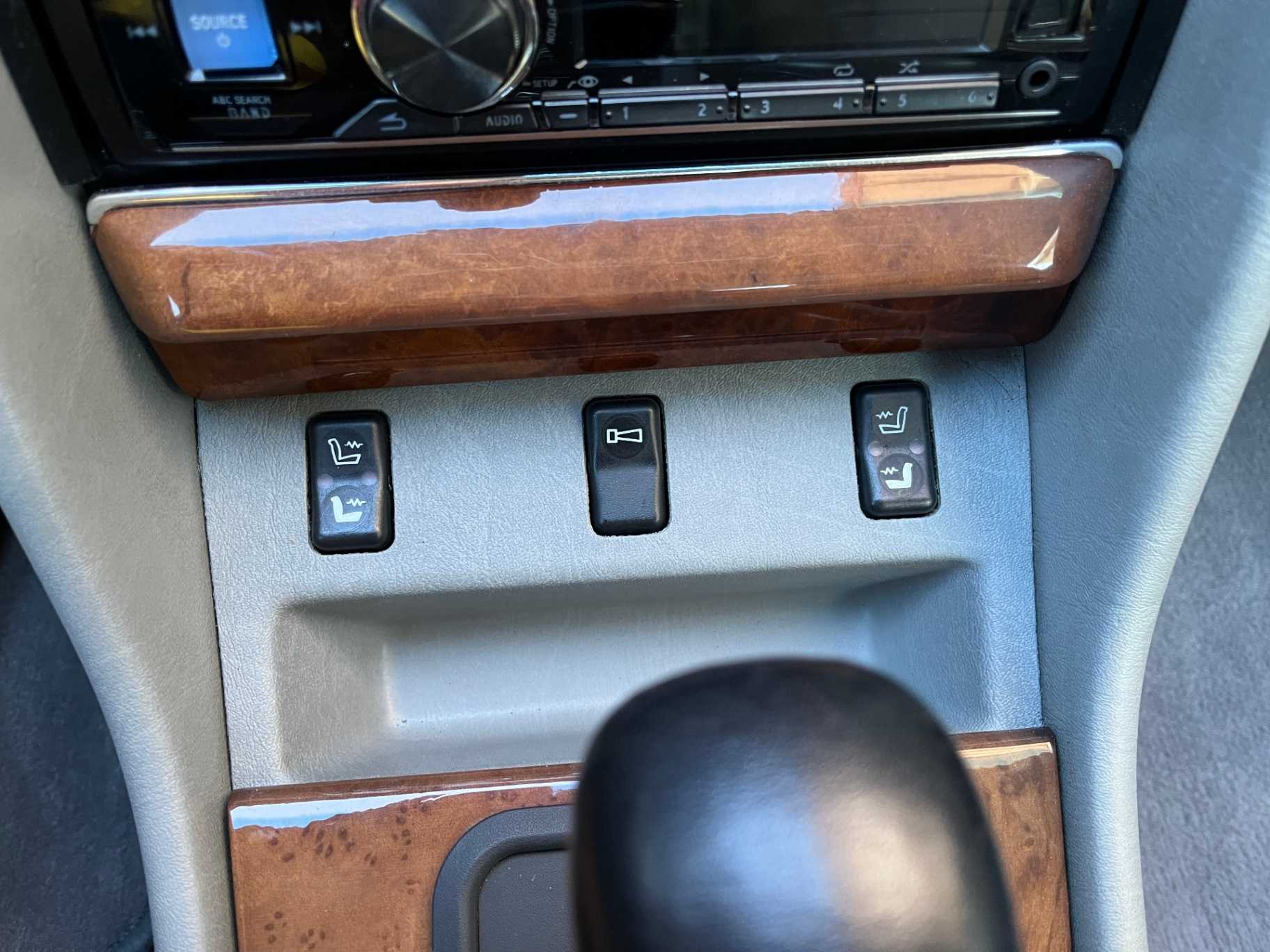 Mercedes-Benz 560-Class Image 50