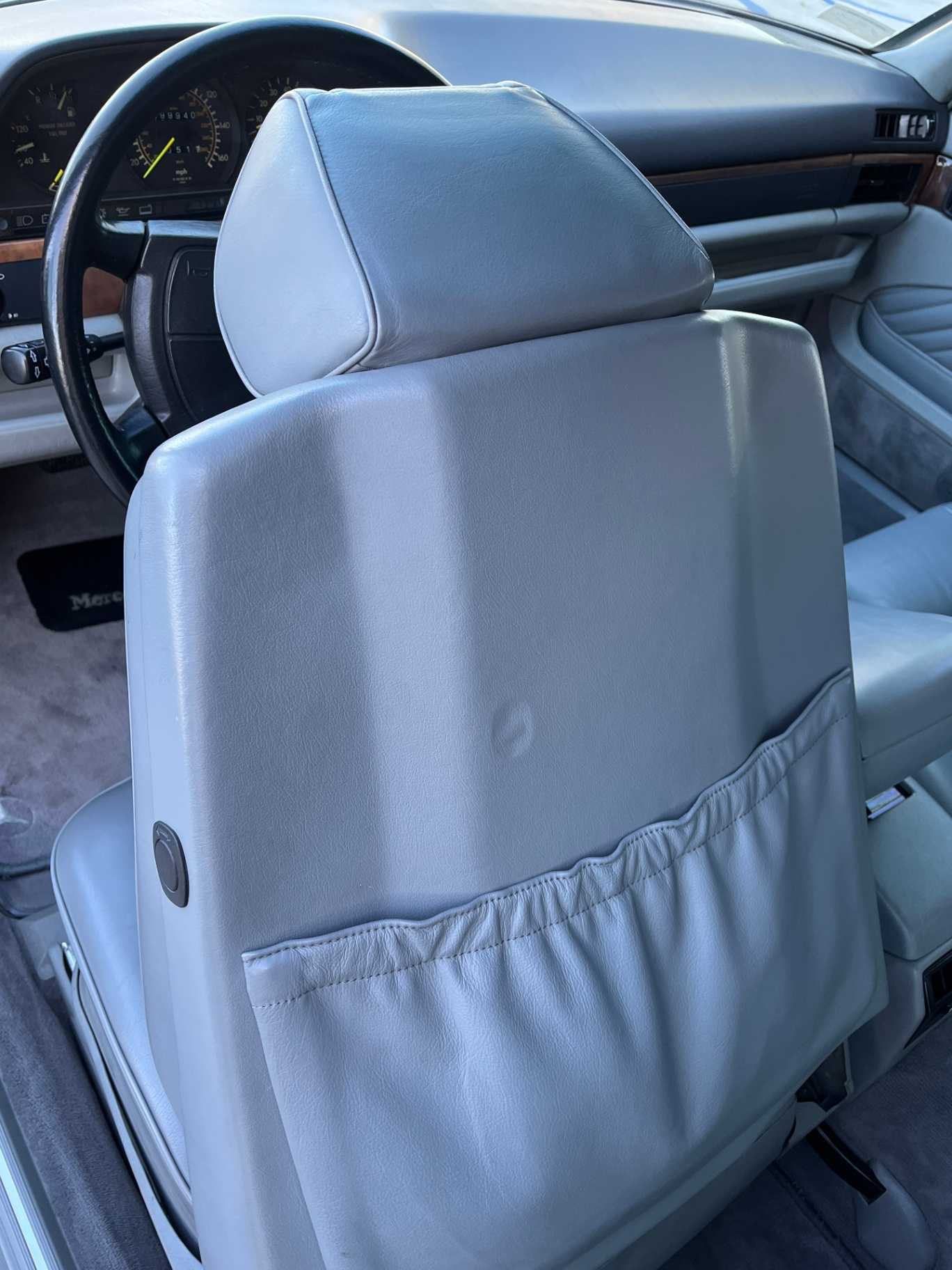 Mercedes-Benz 560-Class Image 20