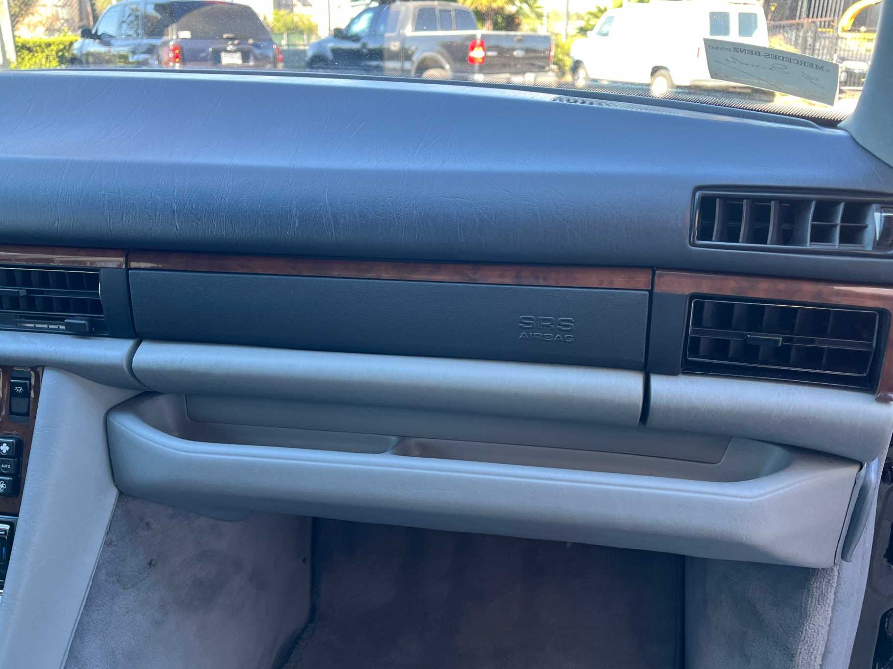 Mercedes-Benz 560-Class Image 34