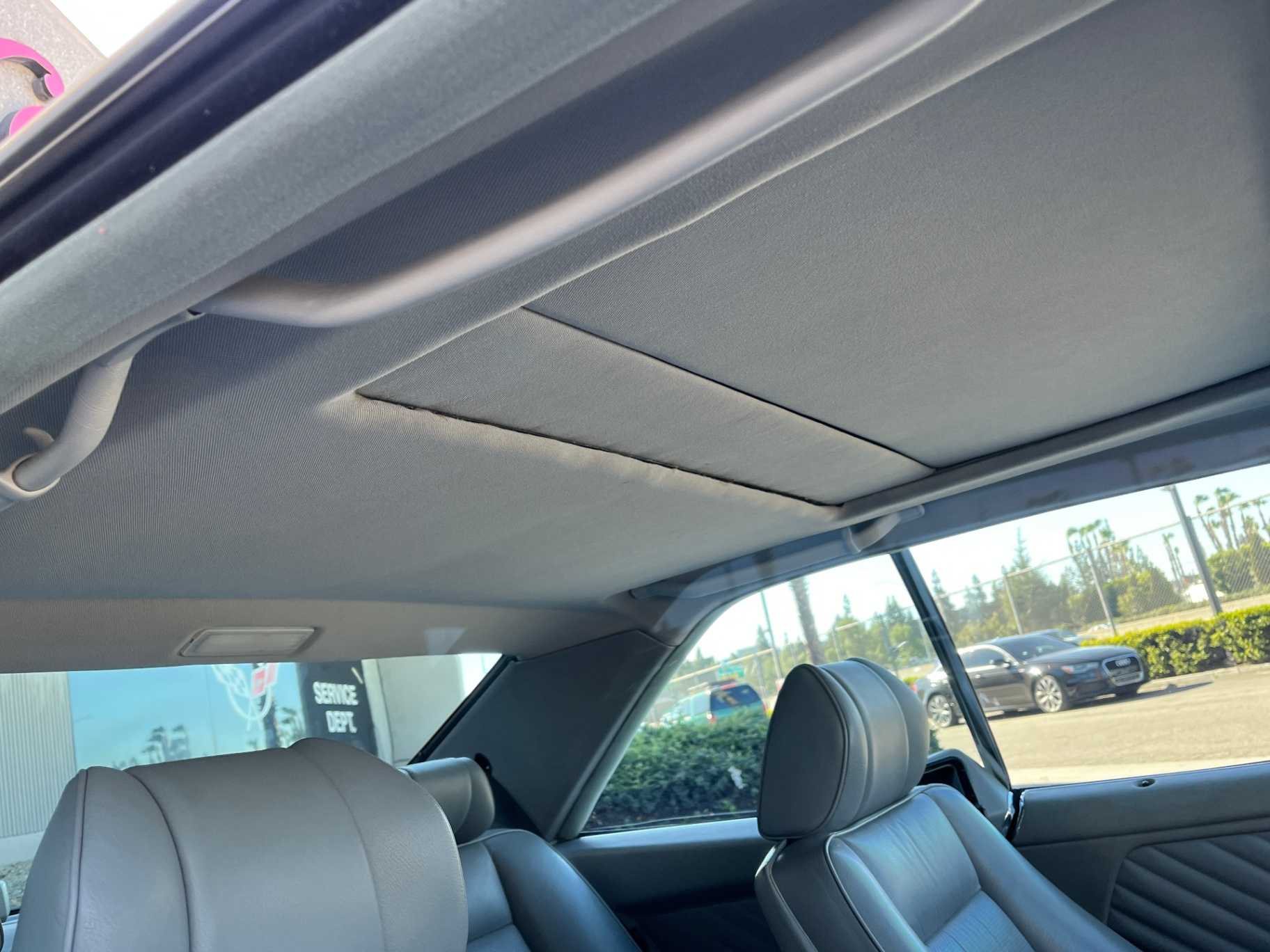 Mercedes-Benz 560-Class Image 45