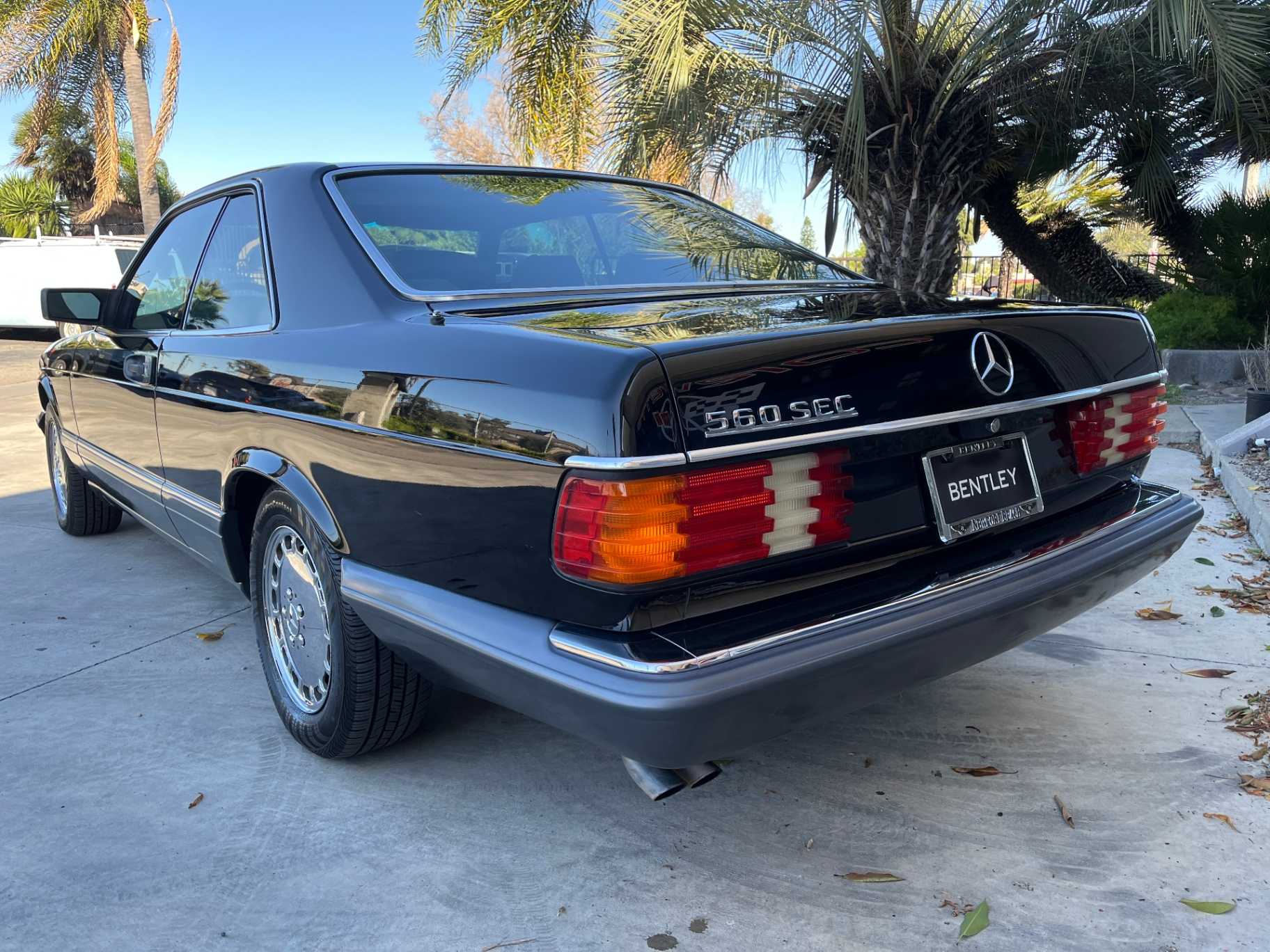 Mercedes-Benz 560-Class Image 16