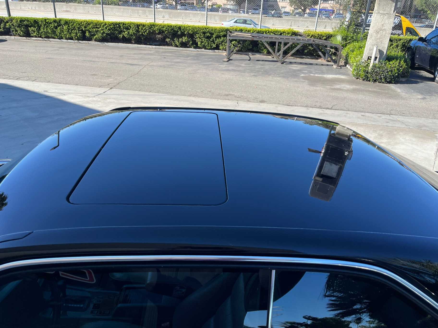 Mercedes-Benz 560-Class Image 13