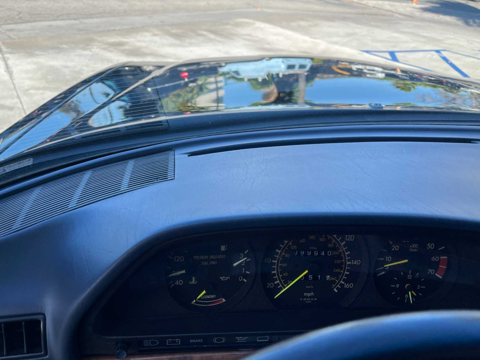 Mercedes-Benz 560-Class Image 35