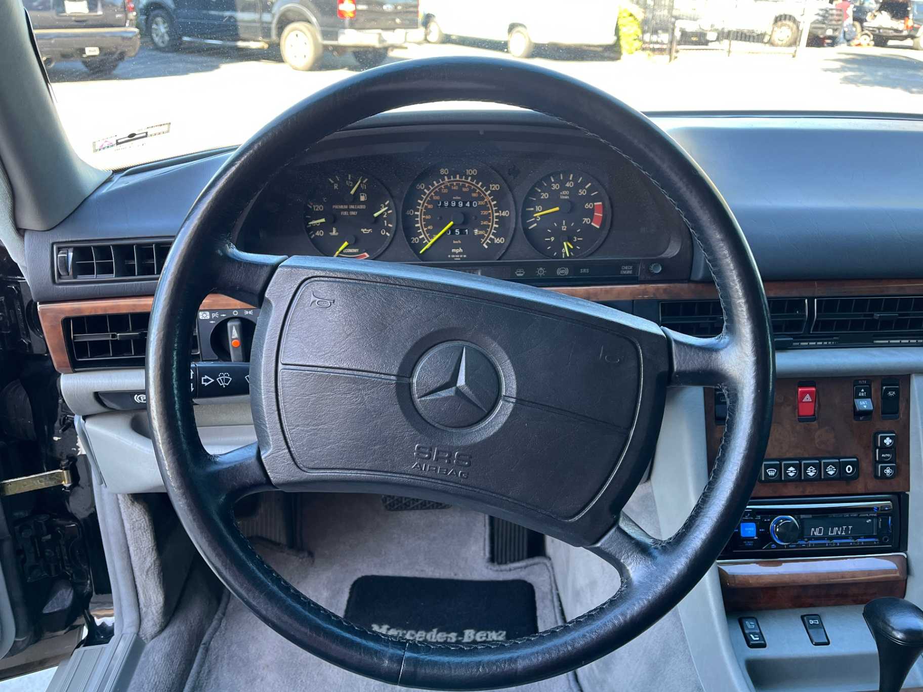 Mercedes-Benz 560-Class Image 38