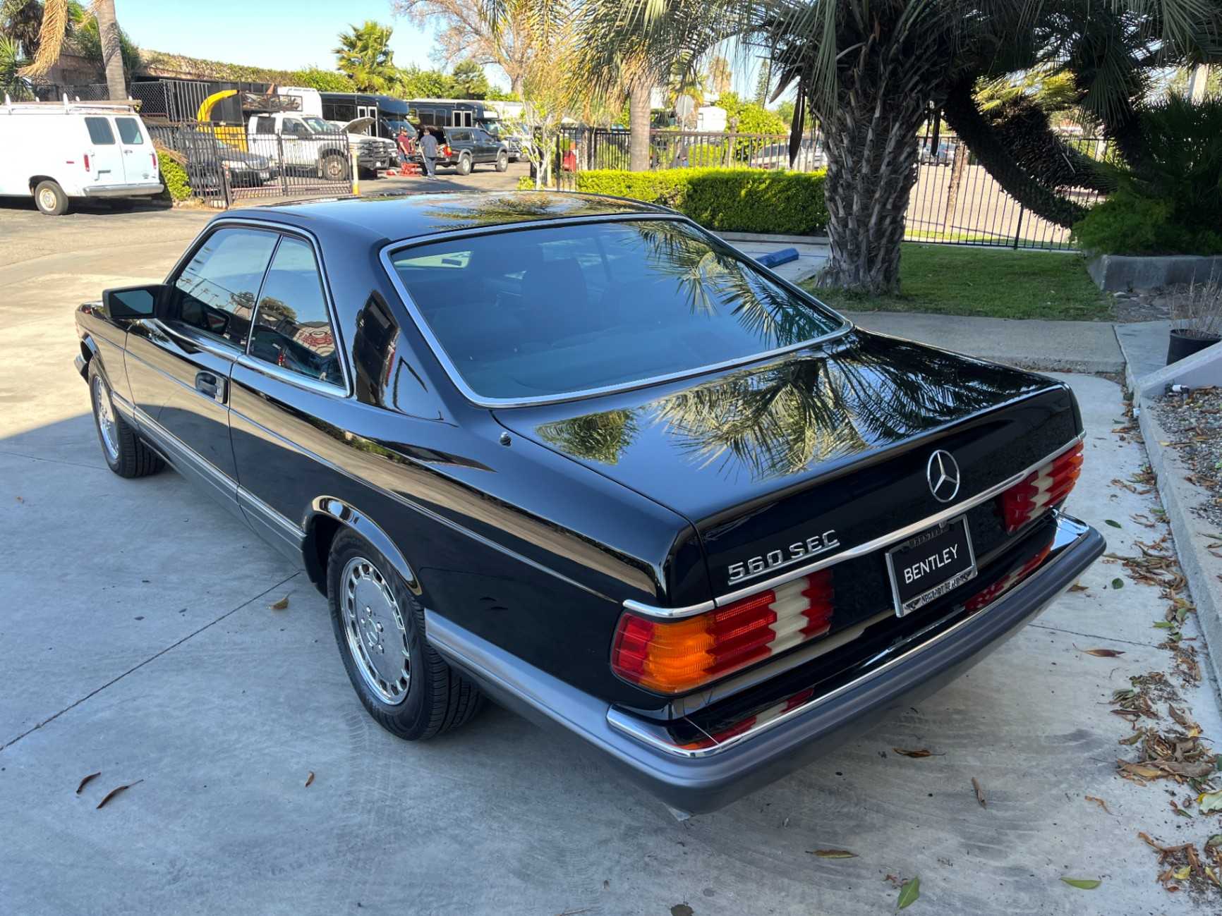 Mercedes-Benz 560-Class Image 18