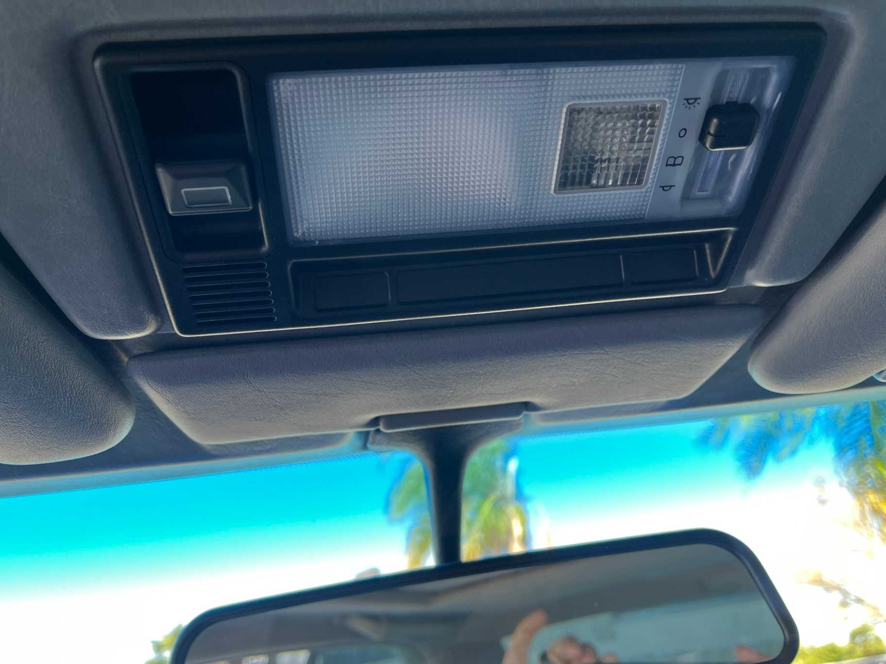 Mercedes-Benz 560-Class Image 33