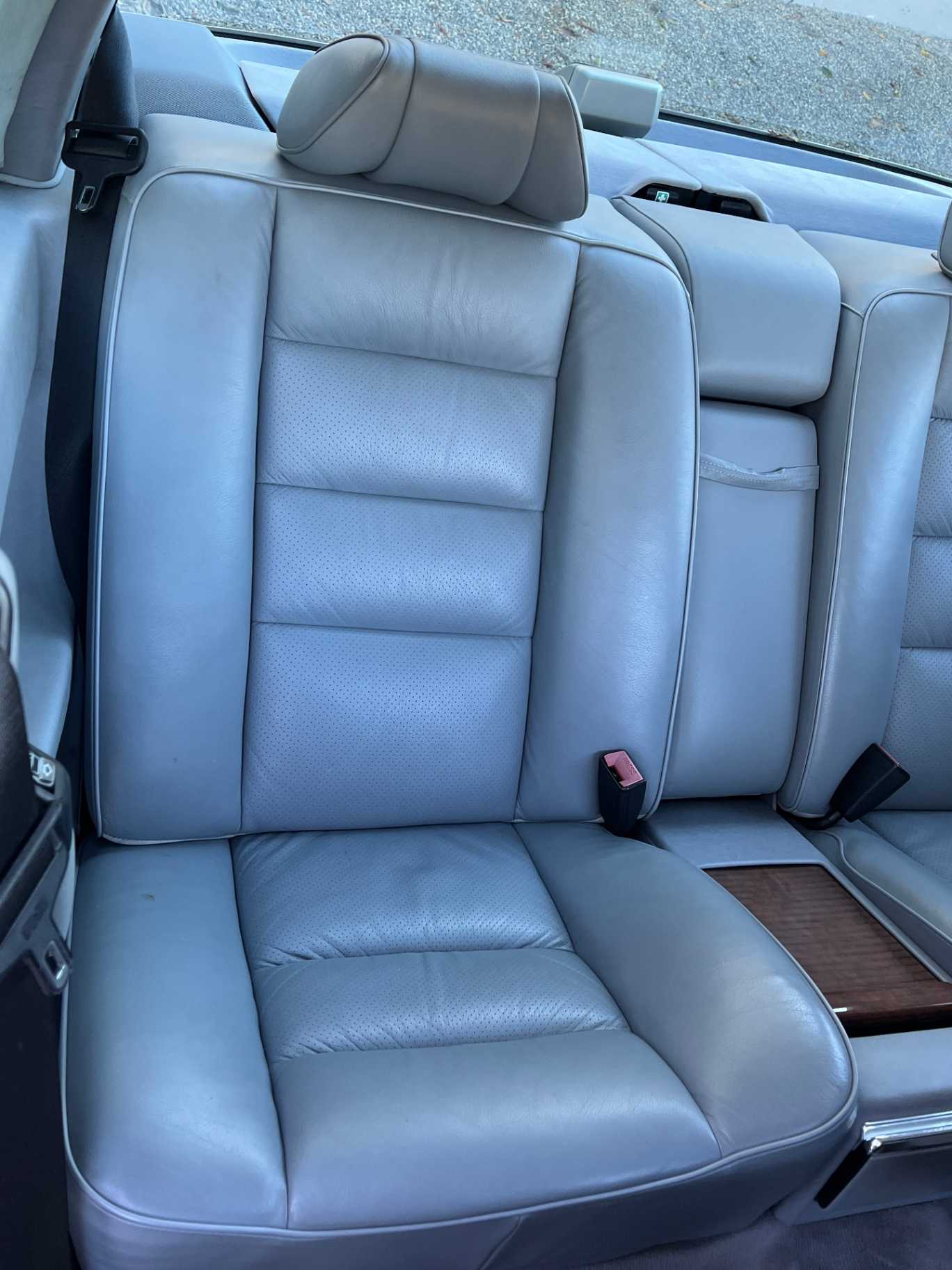 Mercedes-Benz 560-Class Image 40