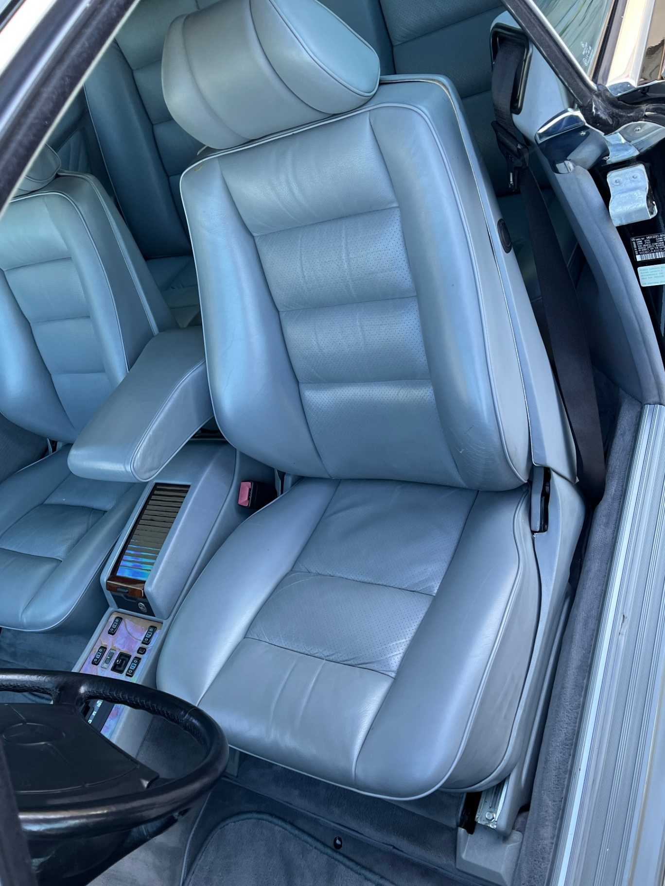 Mercedes-Benz 560-Class Image 27