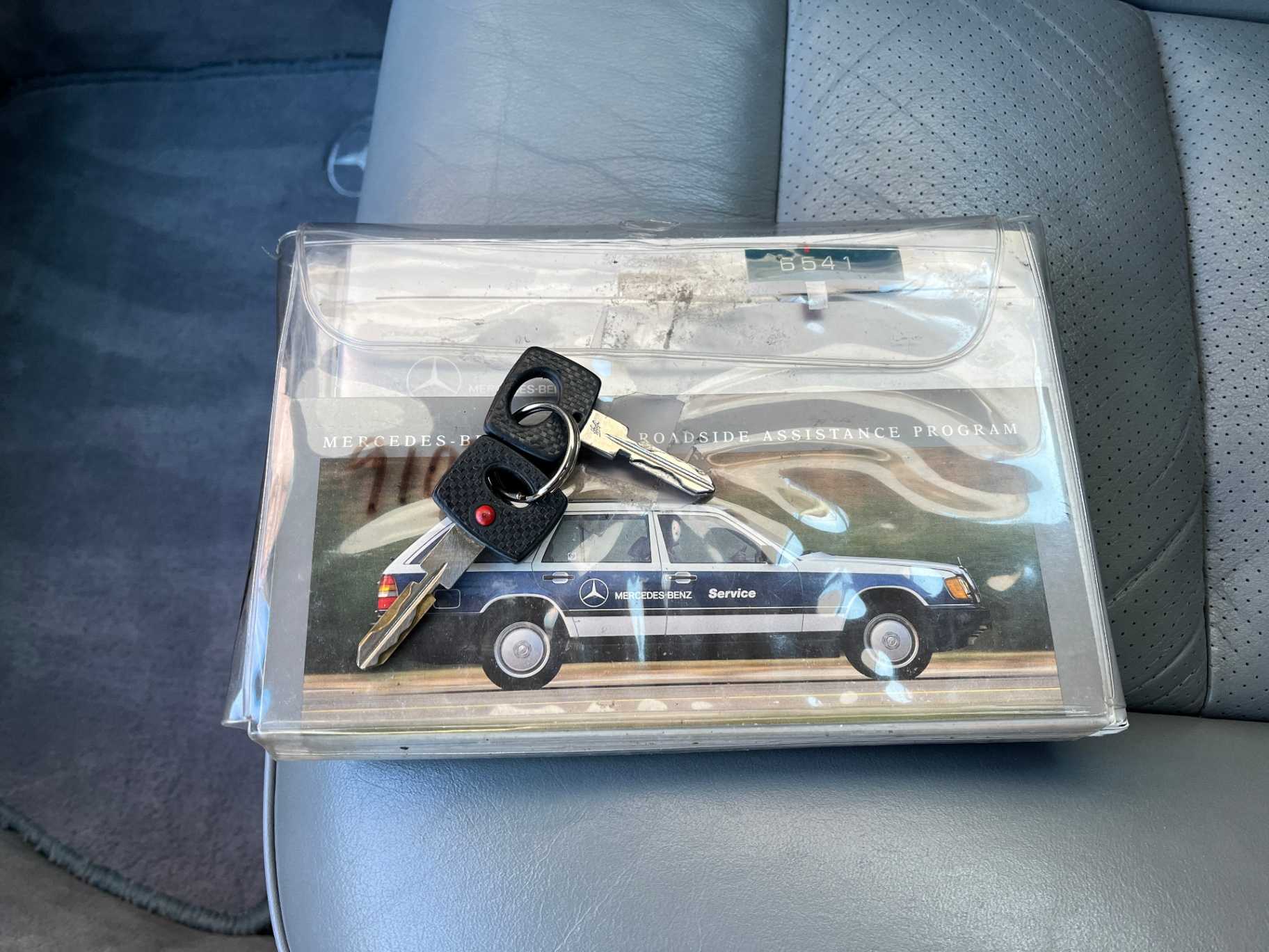 Mercedes-Benz 560-Class Image 53